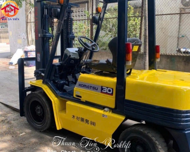 XE NÂNG DẦU NGỒI LÁI KOMATSU 3 TẤN - 2005